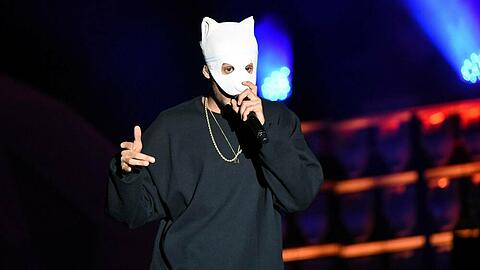 Cro rappt einen seiner Songs live auf der Bühne