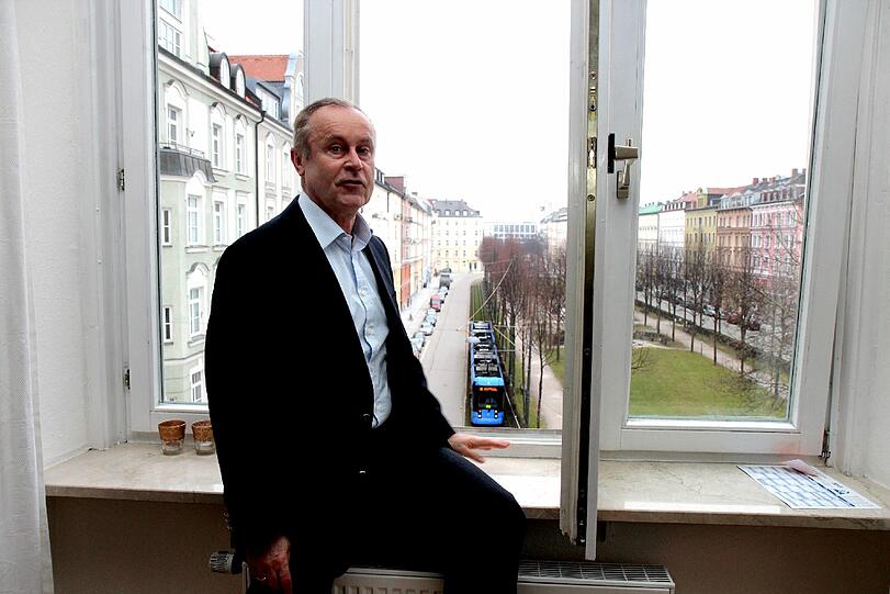 Norbert Wittmann an seinem Wohnzimmerfenster, unten quietscht die Tram heran. &bdquo;Man hört das auch bei geschlossenem Fenster.&ldquo;