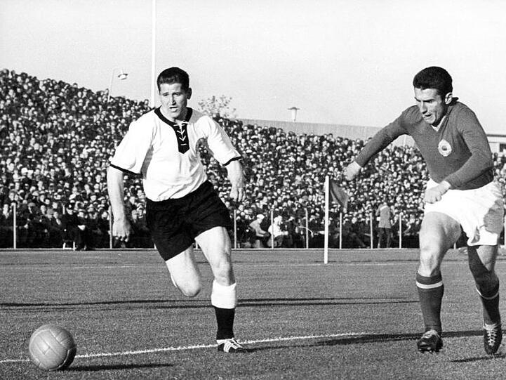 Torjäger Helmut Rahn (l) hat den Mythos "Wunder von Bern" entscheidend mitgeprägt.
