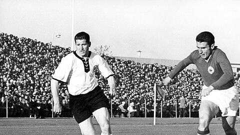 Torjäger Helmut Rahn (l) hat den Mythos "Wunder von Bern" entscheidend mitgeprägt.