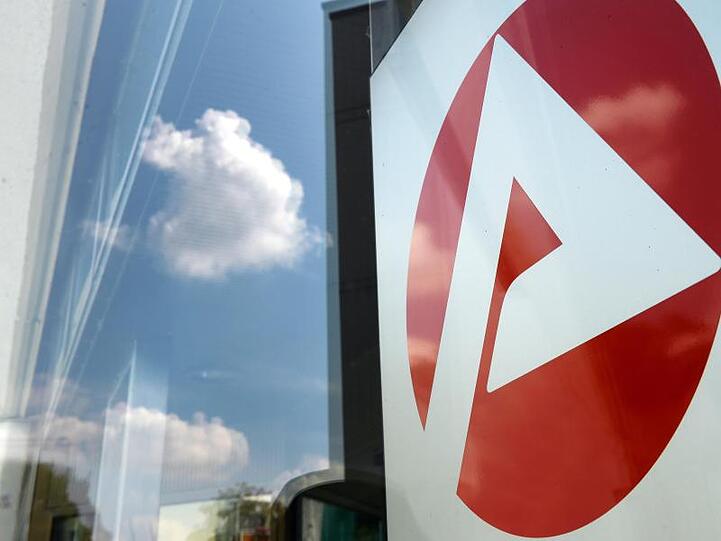 In einer Arbeitsagentur-Filiale hat es durch beißenden Gestank mindestens zehn Verletzte gegeben.