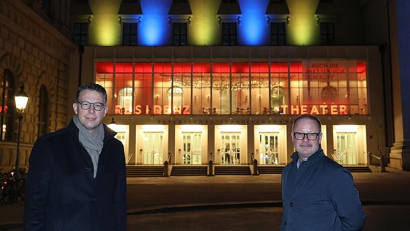 Der neue bayerische Kunstminister Markus Blume (li.) mit dem Intendanten Andreas Beck vor dem Residenztheater. Der neue bayerische Kunstminister Markus Blume (li.) mit dem Intendanten Andreas Beck vor dem Residenztheater.
