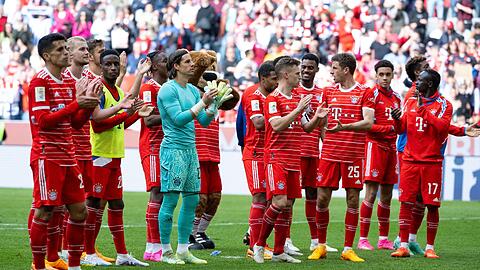 Die Spieler von München stehen nach dem Spiel zusammen.