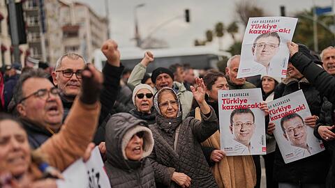 Protest gegen die Festnahme in Istanbul.