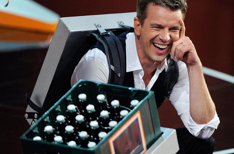 Die Challenge diesmal: Liegestütze mit einem auf den Rücken geschnallten Bierkasten. Markus Lanz scheint's zu freuen.