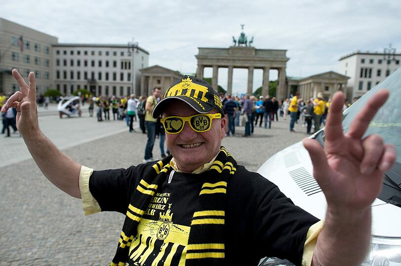 Auch BVB-Fan Rainer macht bei seinem Pokalausflug nach Berlin vor dem Brandenburger Tor halt.