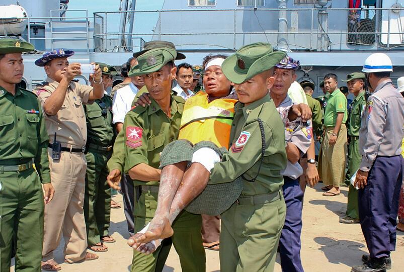 Vor der Küste von Myanmar haben riesige Wellen eine verrostete Doppeldecker-Fähre mit mehr als 200 Menschen an Bord zum Kentern gebracht und midestens 60 Menschen in den Tod gerissen.