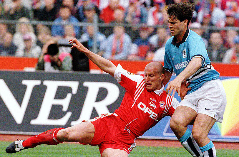 11.04.98: Marco Walker (r.) im Derby-Duell mit Bayerns Carsten Jancker, der in diesem Spiel eines der kuriosesten Tore der Bundesliga-Geschichte erzielte, als er dem Löwen-Torwart Meier den Ball aus den Händen köpfte.