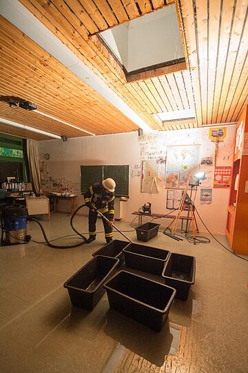 Feuerwehrmänner versuchen in der Nacht zum Freitag den Schaden in der Mittelschule von Ruhmannsfelden zu begrenzen. Die Bilder vom Einsatz.
