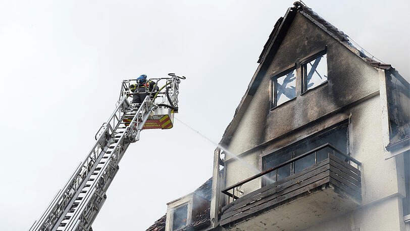 Bei einer eskalierten Zwangsräumung in Tübingen am Montag ist der Bewohner des Hauses, beim Versuch über einen Balkon zu klettern, tödlich verunglückt. Zuvor soll der Mann das Gebäude in Brand gesetzt haben.