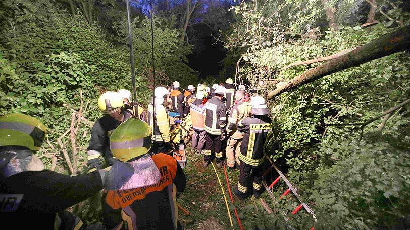 Schwierige Rettungsaktion: Drei junge Männer sind mit einem Auto in ein Waldstück gerast und mussten von der Feuerwehr befreit werden.