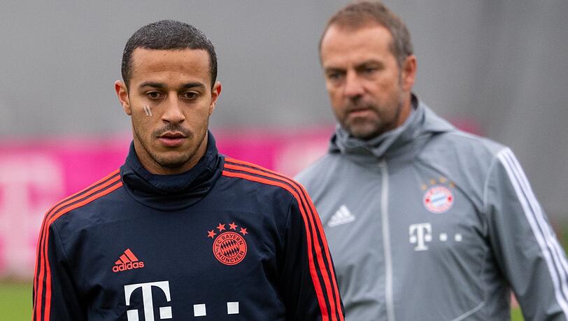 Bayerns Thiago (l.) gehört unter Münchens Interimscoach Hansi Flick nicht mehr zur Stammelf. Bayerns Thiago (l.) gehört unter Münchens Interimscoach Hansi Flick nicht mehr zur Stammelf.