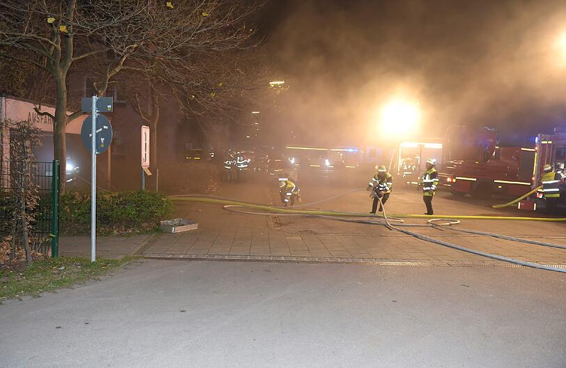 Feuerwehreinsatz in der Arno-Assmann-Straße. Unbekannte haben mehrere Autos in Brand gesetzt.