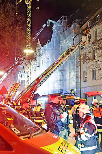 Bei dem Großbrand in Schwabing entsteht ein Millionenschaden. Die Feuerwehr ist mit 120 Mann vor Ort.