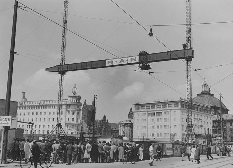 1951: ein Kran beim Bau des Kaufhof-Gebäudes.