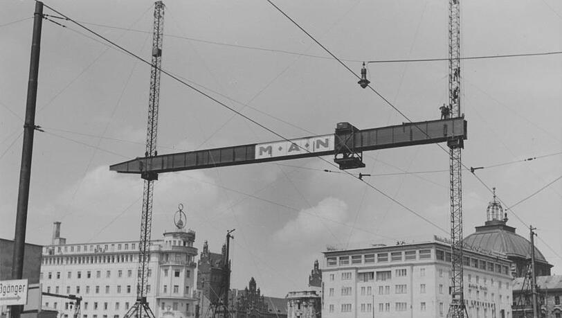 1951: ein Kran beim Bau des Kaufhof-Gebäudes. 1951: ein Kran beim Bau des Kaufhof-Gebäudes.