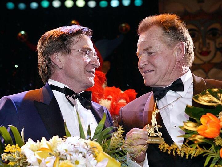 Der Schauspieler Fritz Wepper(r) freut bekommt von seinem Bruder Elmar einen Preis überreicht. Foto: Volker Dornberger/Archivbild