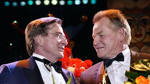 Der Schauspieler Fritz Wepper(r) freut bekommt von seinem Bruder Elmar einen Preis überreicht. Foto: Volker Dornberger/Archivbild