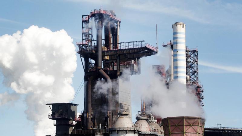 Wasserdampfwolken umgeben zwei Hochöfen bei Thyssenkrupp in Duisburg. Wasserdampfwolken umgeben zwei Hochöfen bei Thyssenkrupp in Duisburg.