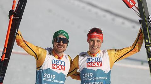 Fabian Rießle und Eric Frenzel aus Deutschland (l-r.) freuen sich über den dritten Platz.