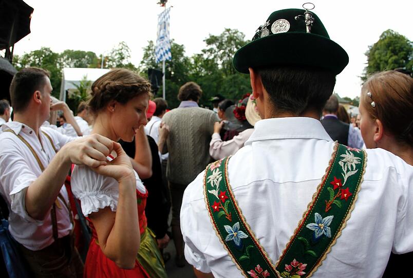 Tanzen und Feiern im Morgengrauen: die besten Bilder vom Kocherlball am Chinesischen Turm.