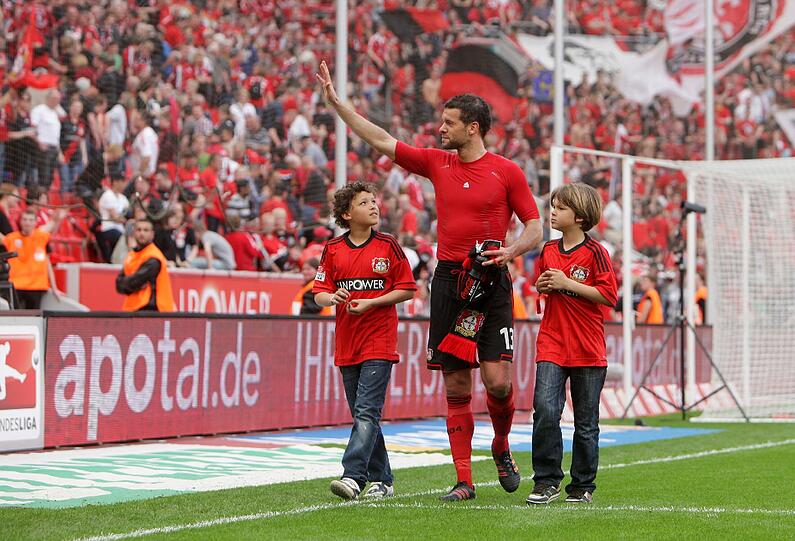 Ballack nahm seine Kinder mit auf die Ehrenrunde.