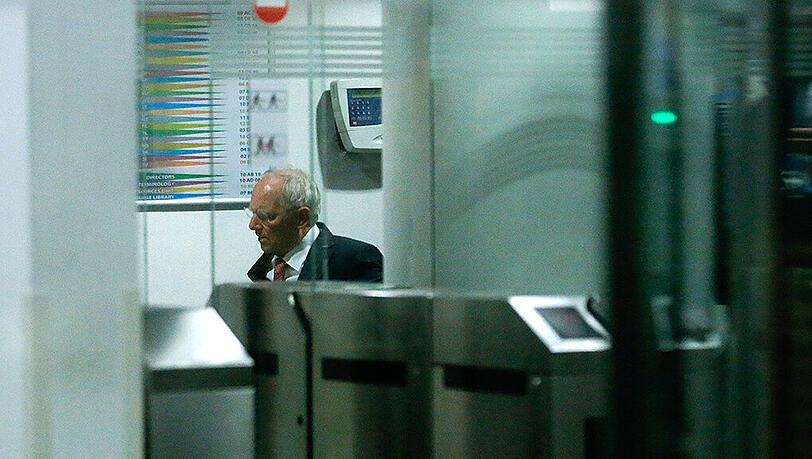 Finanzminister Wolfgang Schäuble verlässt am Samstag das Treffen der Euro-Finanzminister in Brüssel. Am Sonntag wird weiter verhandelt. Finanzminister Wolfgang Schäuble verlässt am Samstag das Treffen der Euro-Finanzminister in Brüssel. Am Sonntag wird weiter verhandelt.
