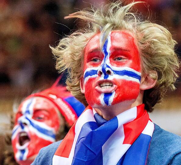 Schrille Outfits, skurrile Masken, schräge Typen, ausgelassene Stimmung: Bei der Handball-Europameisterschaft geben die Fans für ihre Teams tatsächlich alles. Die Bilder aus Polen...