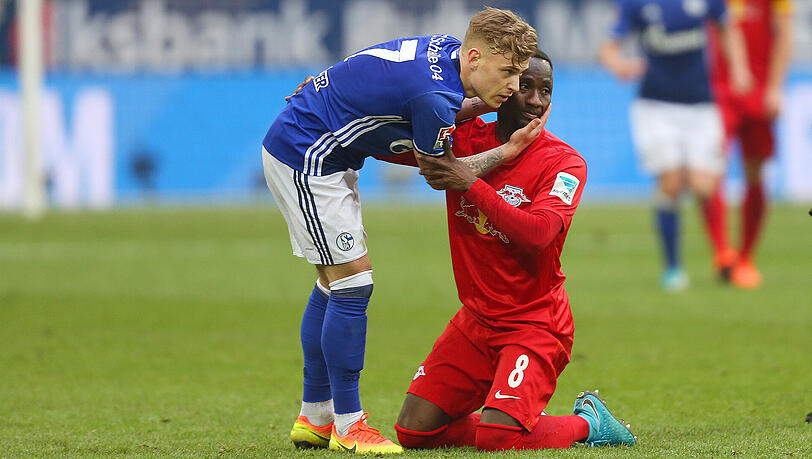 In der vergangenen Saison trennten sich der FC Schalke 04 und RB Leipzig in Gelsenkirchen 1:1 - hier kümmert sich Max Meyer rührend um RB-Profi Naby Keita (rechts). In der vergangenen Saison trennten sich der FC Schalke 04 und RB Leipzig in Gelsenkirchen 1:1 - hier kümmert sich Max Meyer rührend um RB-Profi Naby Keita (rechts).