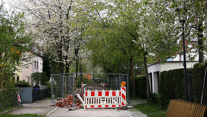 Nach den Ausgrabungen des Sprengstoffs in Freimann liegt jede Menge Schutt auf der Straße.