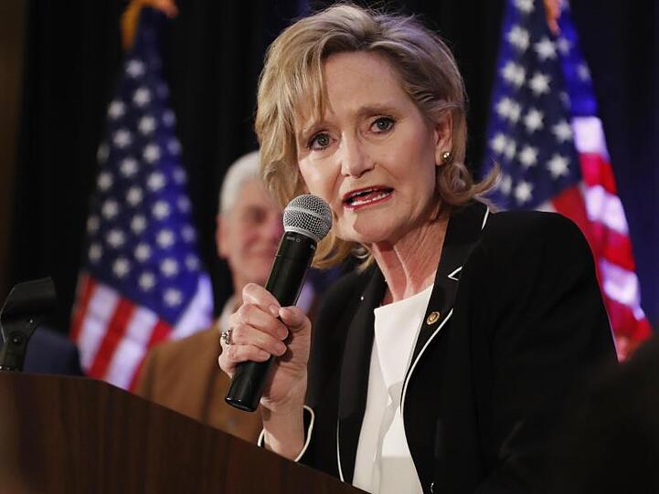 Die republikanische US-Senatorin Cindy Hyde-Smith hat sich in der Stichwahl für den Senat gegen den afroamerikanischen Demokraten Espy durchgesetzt.