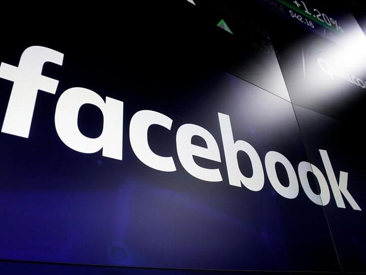 Der Facebook-Schriftzug auf Bildschirmen am Times Square.