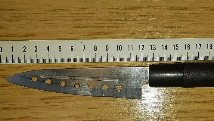 Der Mann hatte dieses Messer in seiner Ärmeltasche. Der Mann hatte dieses Messer in seiner Ärmeltasche.