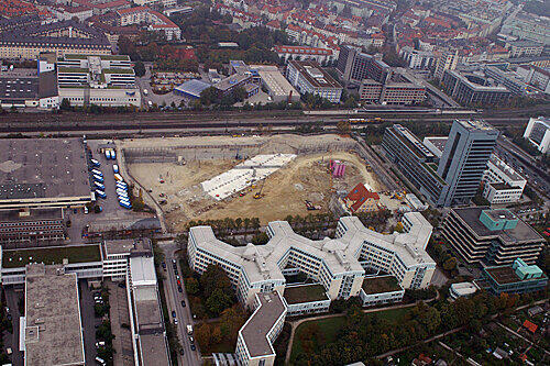 Still und starr ruht der Bau: Die ADAC-Großbaustelle von oben &ndash; aufgenommen im Oktober des vergangenen Jahres. Bis heute hat sich hier nichts weiter getan.