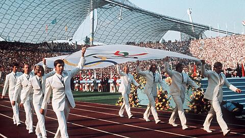 Deutsche Sportler tragen 1972 bei der Eröffnungsfeier die Olympia-Fahne in das Münchner Olympiastadion (Archivbild).
