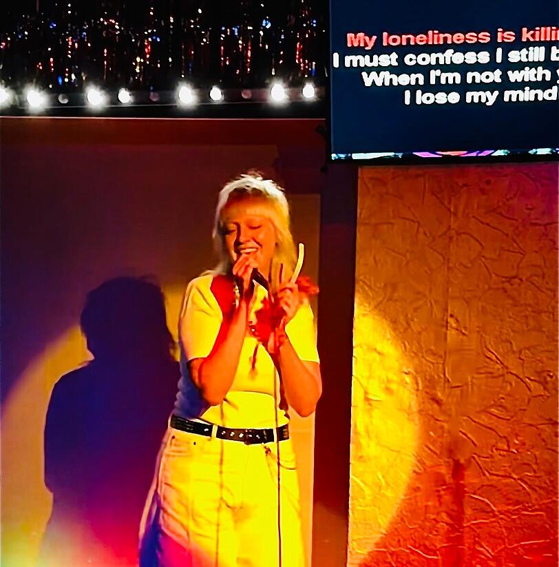 Ob Britney Spears oder Adele: Beim Karaoke schl&uuml;pft Theresa Bittermann alias Bim&auml;n in die unterschiedlichsten Rollen.