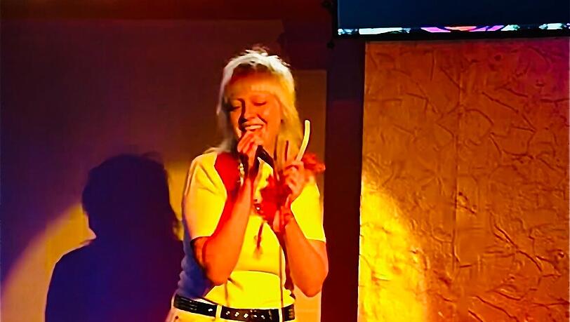 Ob Britney Spears oder Adele: Beim Karaoke schl&uuml;pft Theresa Bittermann alias Bim&auml;n in die unterschiedlichsten Rollen.