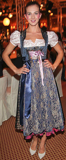 Das perfekte Dirndl-Outfit 2011! Julia von Trentini setzt bei ihrer Kollektion auf warme Töne.