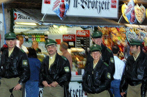 Sie erleben bei ihren Wiesn-Einsätzen die wildesten Dinge: Polizeibeamte auf dem Oktoberfest.
