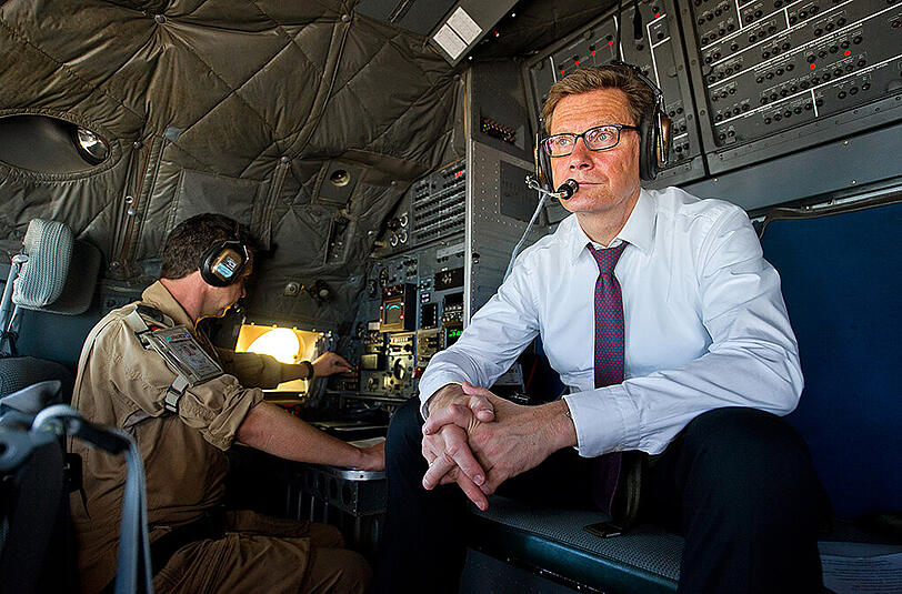 Außenminister Guido Westerwelle in der Kanzel einer Transall Maschine.
