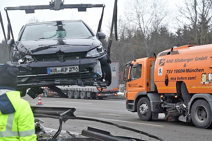 Der Lkw krachte in die Leitplanke, auch ein anderes Auto war am Unfall beteiligt.