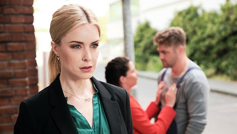 "Unter uns": Emilia (l.) bekommt alarmiert mit, dass Sina und Bambi zum Haus aufbrechen wollen