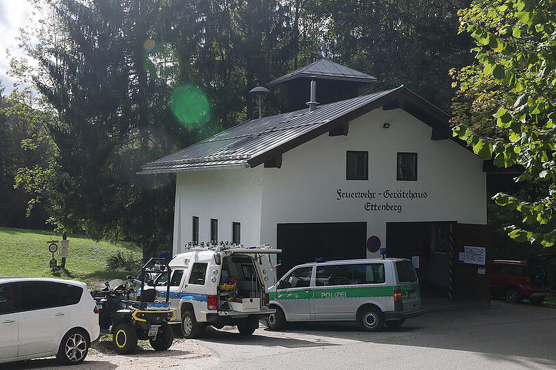 Am Sonntag ist ein 52-Jähriger auf dem Wanderweg entlang des Talgrabens zwischen Almbachklamm und der Wallfahrtskirche in Ettenberg bewusstlos zusammengebrochen und trotz intensiver Wiederbelebungsversuche durch Ersthelfer und Einsatzkräfte verstorben