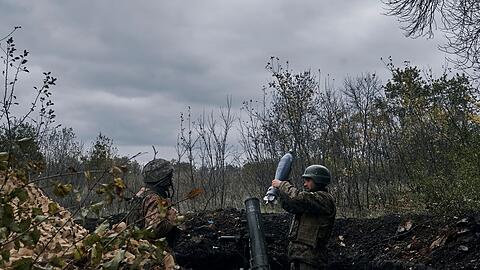 Ukrainische Soldaten beschießen nach ukrainischen Angaben russische Stellungen mit einem Granatwerfer.