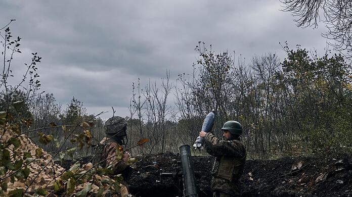Ukrainische Soldaten beschießen nach ukrainischen Angaben russische Stellungen mit einem Granatwerfer.