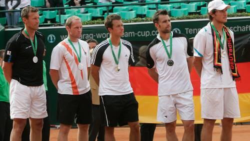 Mit Silber dekoriert: Patrik Kuehnen, Rainer Schuettler, Philipp Kohlschreiber, Nicolas Kiefer und Mischa Zverev (v.l.). Mit Silber dekoriert: Patrik Kuehnen, Rainer Schuettler, Philipp Kohlschreiber, Nicolas Kiefer und Mischa Zverev (v.l.).