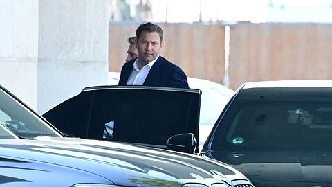 SPD-Chef Lars Klingbeil f&auml;hrt am Kanzleramt vor.