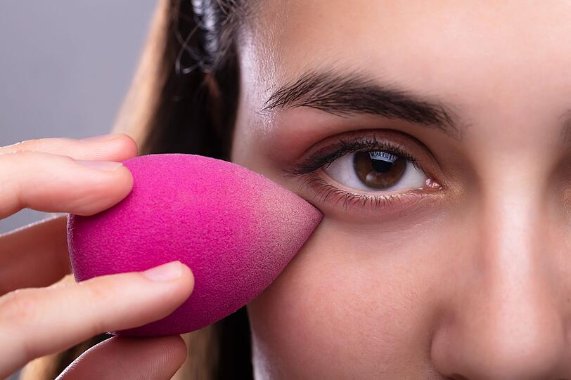 Wenn Sie Foundation benutzen, dann haben Sie vielleicht auch schon mal diese kleinen Make-up-Schwämmchen zum Auftragen verwendet. Benutzen Sie den Schwamm allerdings trocken, dann saugt er das ganze Make-up einfach auf, bevor es überhaupt auf Ihrer Haut landet - und Sie verschwenden viel Geld. Der Trick: Das Schwämmchen immer vor der Anwendung anfeuchten und die Foundation mit sanften, tupfenden Bewegungen auf das Gesicht auftragen. Wenn Sie Foundation benutzen, dann haben Sie vielleicht auch schon mal diese kleinen Make-up-Schwämmchen zum Auftragen verwendet. Benutzen Sie den Schwamm allerdings trocken, dann saugt er das ganze Make-up einfach auf, bevor es überhaupt auf Ihrer Haut landet - und Sie verschwenden viel Geld. Der Trick: Das Schwämmchen immer vor der Anwendung anfeuchten und die Foundation mit sanften, tupfenden Bewegungen auf das Gesicht auftragen.