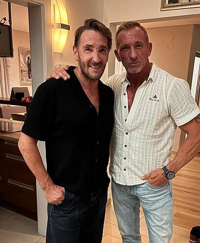 Ist das etwa "James Bond"-Star Daniel Craig an der Seite von Mark Keller? Nein, denn hier posiert der "Bergdoktor"-Star mit seinem Co-Darsteller Max Fraisl.
