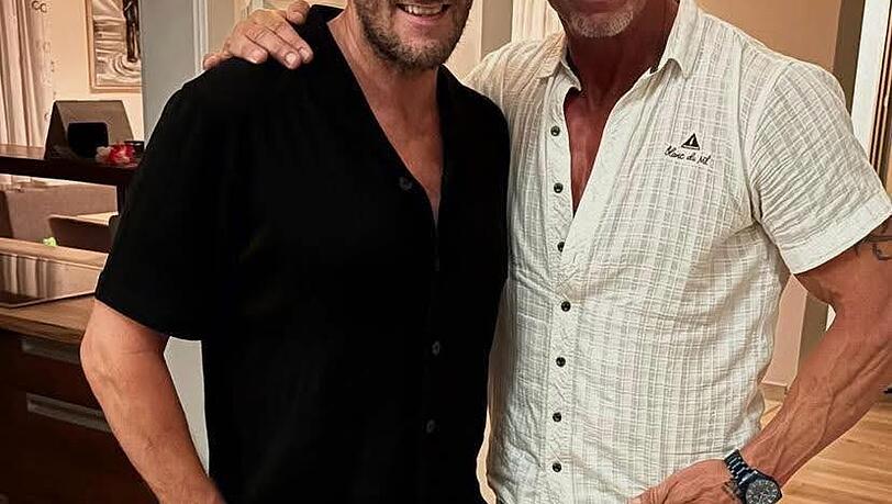 Ist das etwa "James Bond"-Star Daniel Craig an der Seite von Mark Keller? Nein, denn hier posiert der "Bergdoktor"-Star mit seinem Co-Darsteller Max Fraisl. Ist das etwa "James Bond"-Star Daniel Craig an der Seite von Mark Keller? Nein, denn hier posiert der "Bergdoktor"-Star mit seinem Co-Darsteller Max Fraisl.